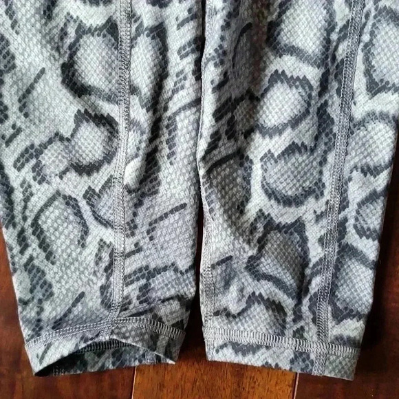 AVIA reptile print pants Stash leggings sz Small 4-6 gray black - Picture 4 of 9